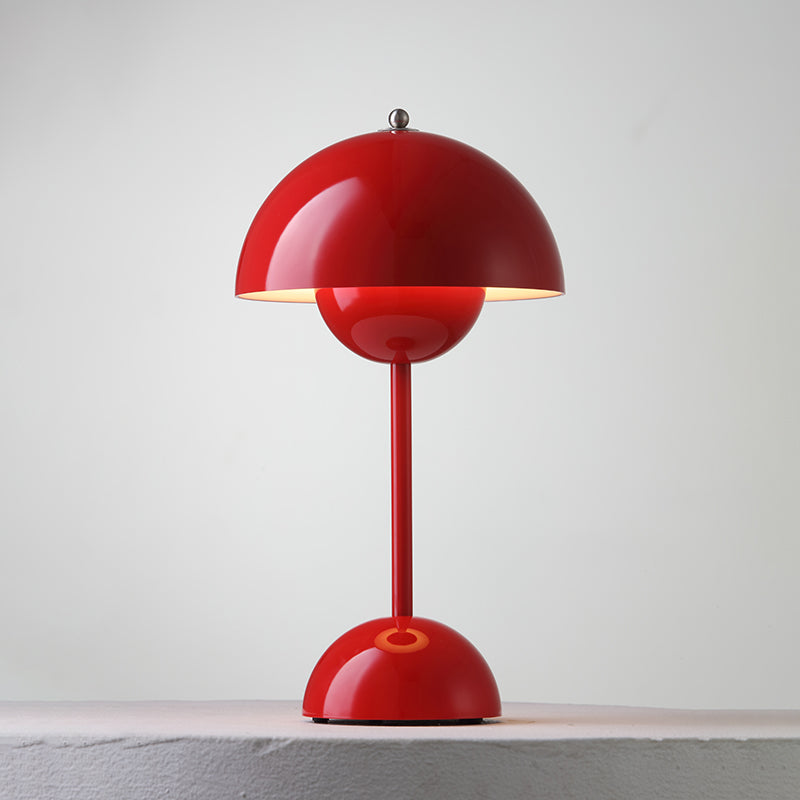 Tragbare Tischlampe mit zweiteiligem Kuppelschirm und halbrundem Fuß