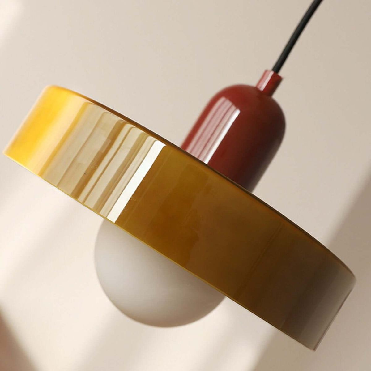 Bauhaus-Pendelleuchte mit Farbglas