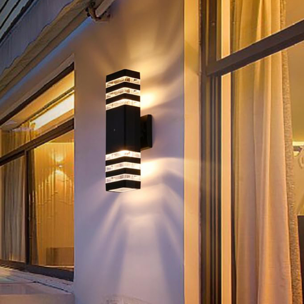 Moderne Außenwandleuchte mit Licht nach oben und unten