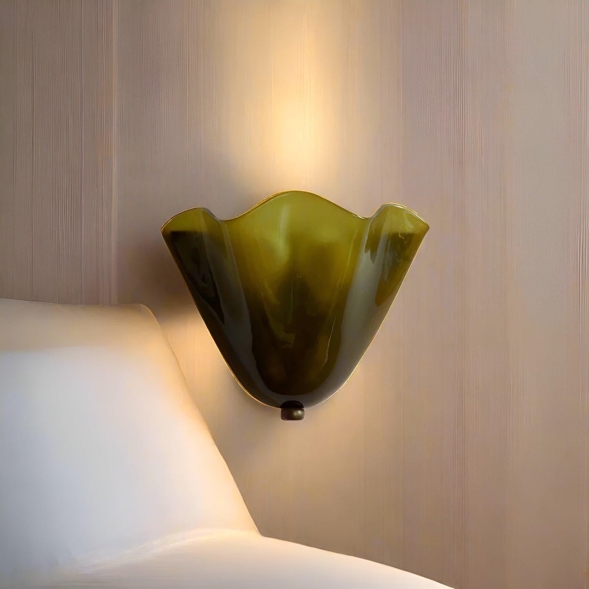 Retro-Wandleuchte aus farbigem Glas in Muschelform