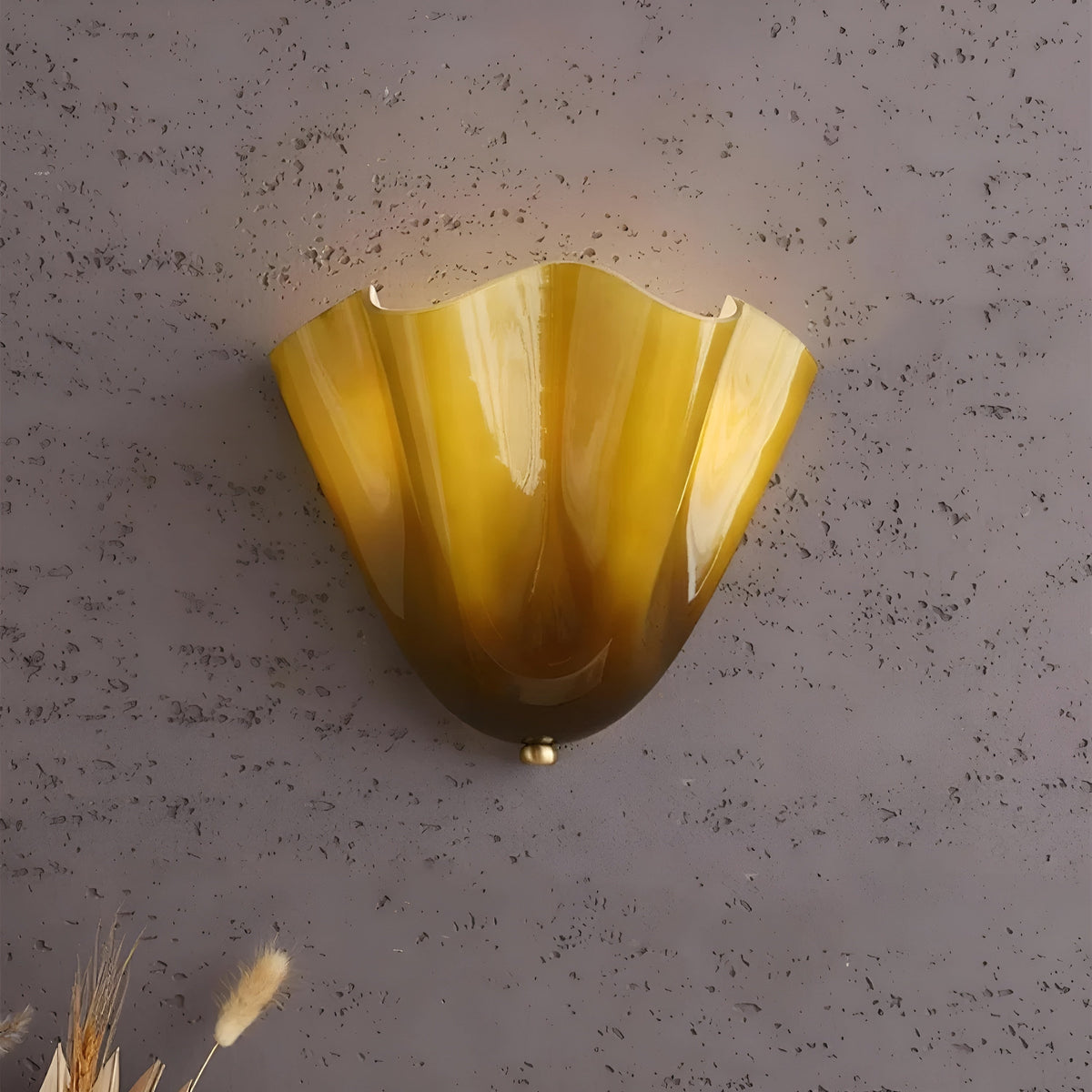 Retro-Wandleuchte aus farbigem Glas in Muschelform