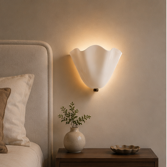 Retro-Wandleuchte aus farbigem Glas in Muschelform