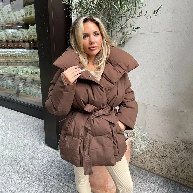 Wattierte Damenjacke mit Bindegürtel