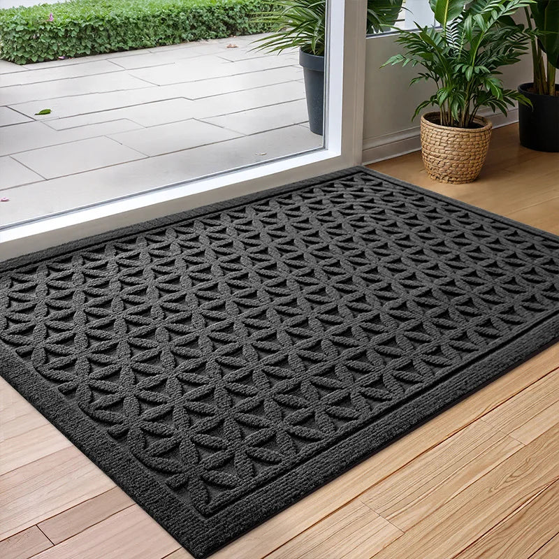 Strukturierte rutschfeste Türmatte mit geometrischem Linienmuster vor einer Terrassentür