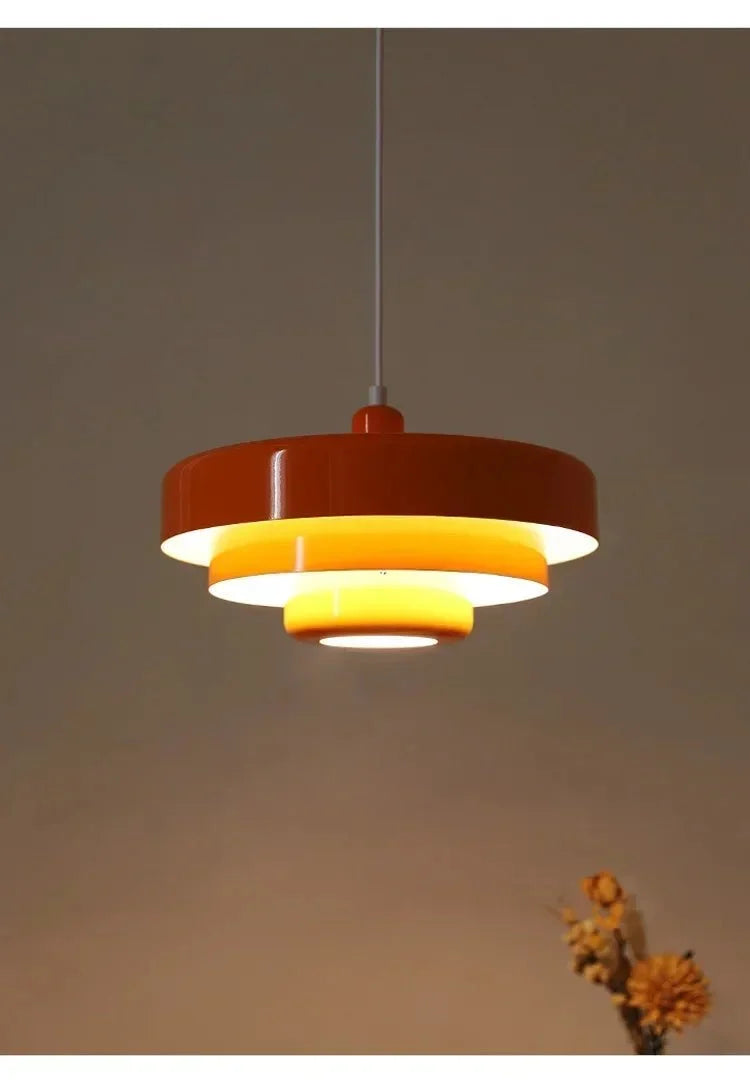 Nordische Pendelleuchte in Macaron-Farben