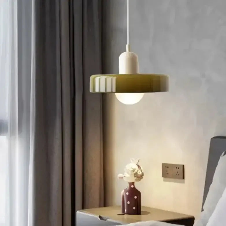 Bauhaus-Pendelleuchte mit Farbglas