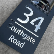 Personalisiertes rechteckiges Hausnummernschild mit erhabener Hausnummer und Namensbeschriftung