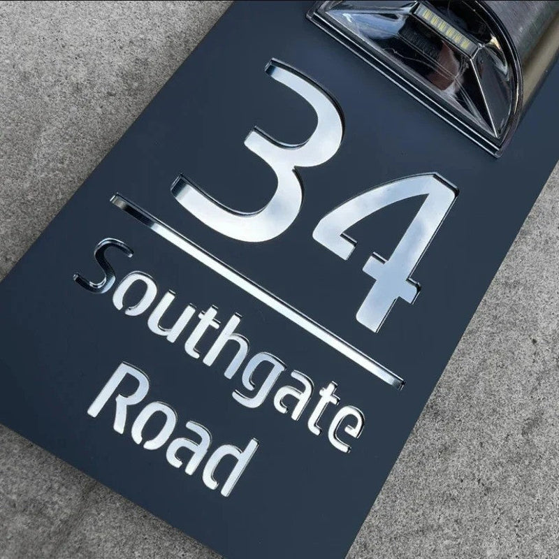 Personalisiertes rechteckiges Hausnummernschild mit erhabener Hausnummer und Namensbeschriftung