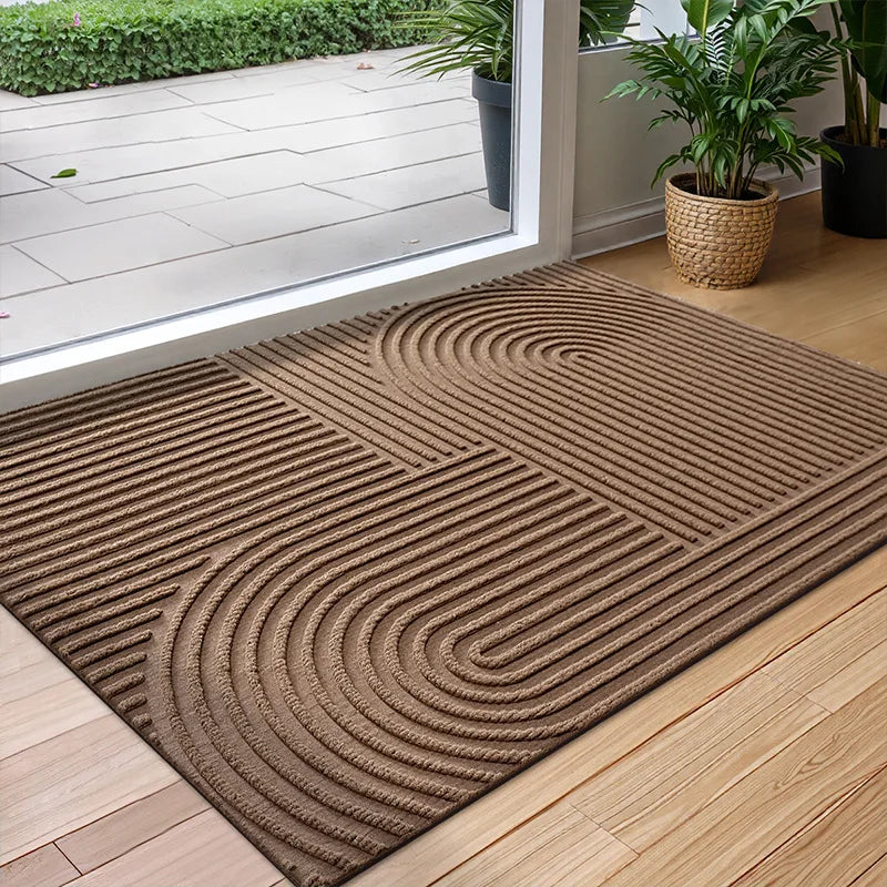 Strukturierte rutschfeste Türmatte mit geometrischem Linienmuster vor einer Terrassentür