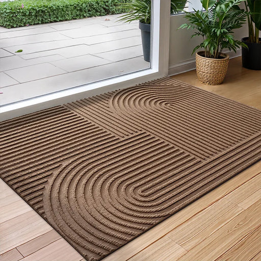 Strukturierte rutschfeste Türmatte mit geometrischem Linienmuster vor einer Terrassentür