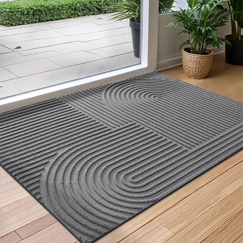 Strukturierte rutschfeste Türmatte mit geometrischem Linienmuster vor einer Terrassentür