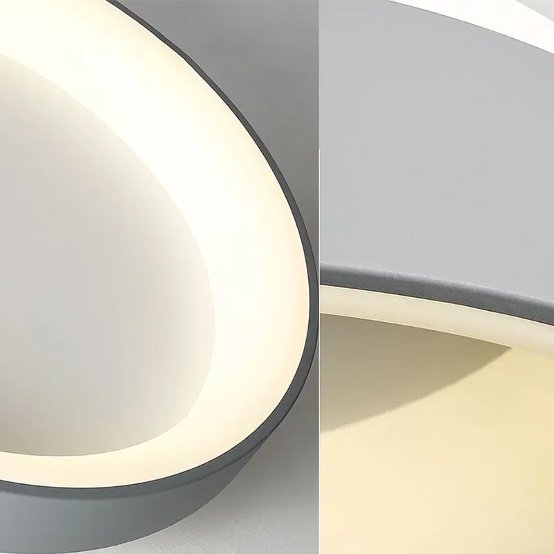 Runde LED-Deckenleuchte mit flachem Gehäuse und heller Lichtfläche