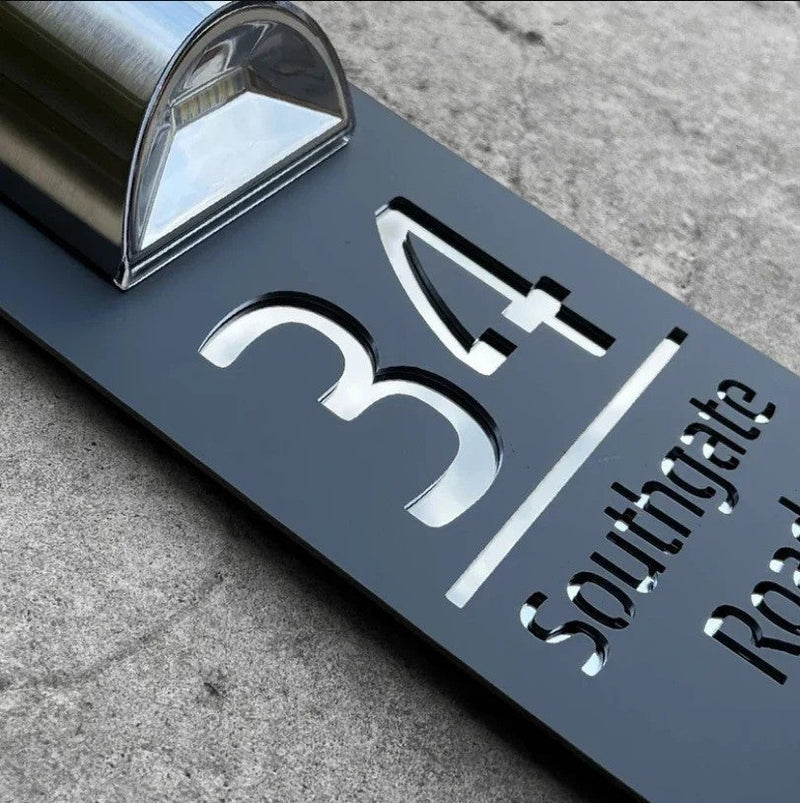 Personalisiertes rechteckiges Hausnummernschild mit erhabener Hausnummer und Namensbeschriftung