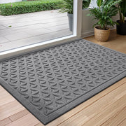Strukturierte rutschfeste Türmatte mit geometrischem Linienmuster vor einer Terrassentür