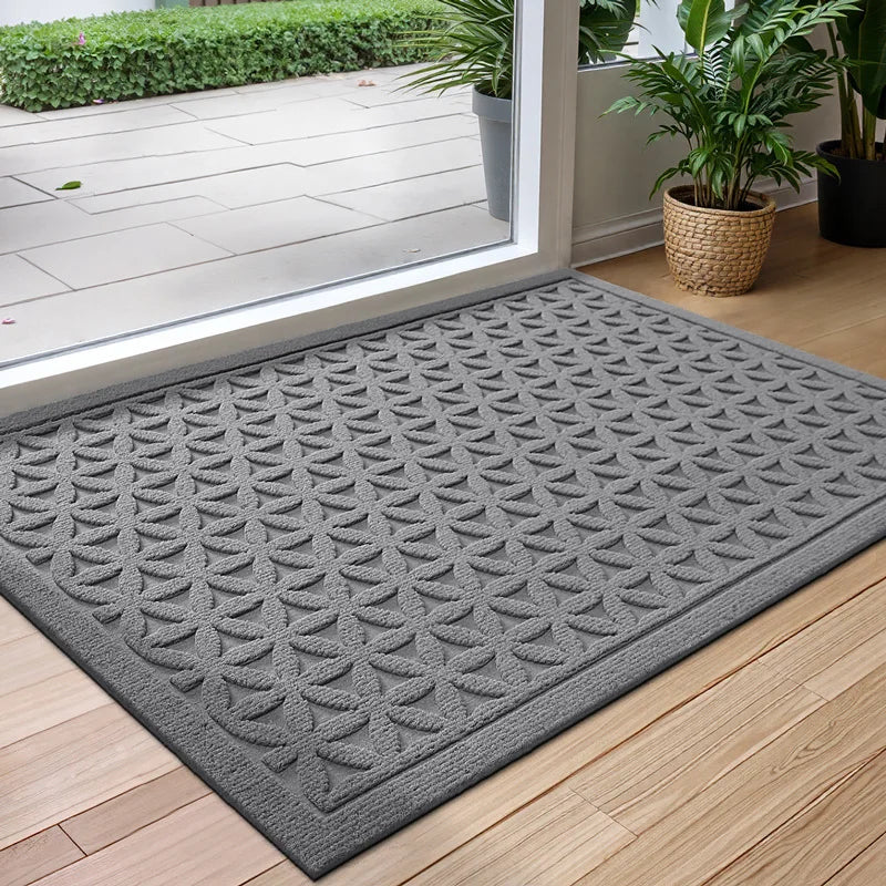 Strukturierte rutschfeste Türmatte mit geometrischem Linienmuster vor einer Terrassentür