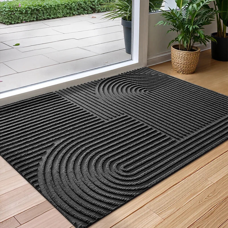 Strukturierte rutschfeste Türmatte mit geometrischem Linienmuster vor einer Terrassentür