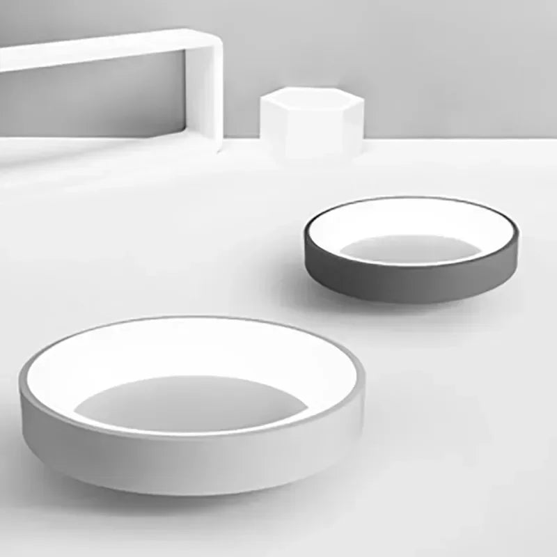 Runde LED-Deckenleuchte mit flachem Gehäuse und heller Lichtfläche
