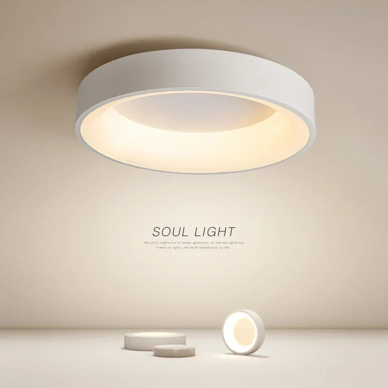 Runde LED-Deckenleuchte mit flachem Gehäuse und heller Lichtfläche