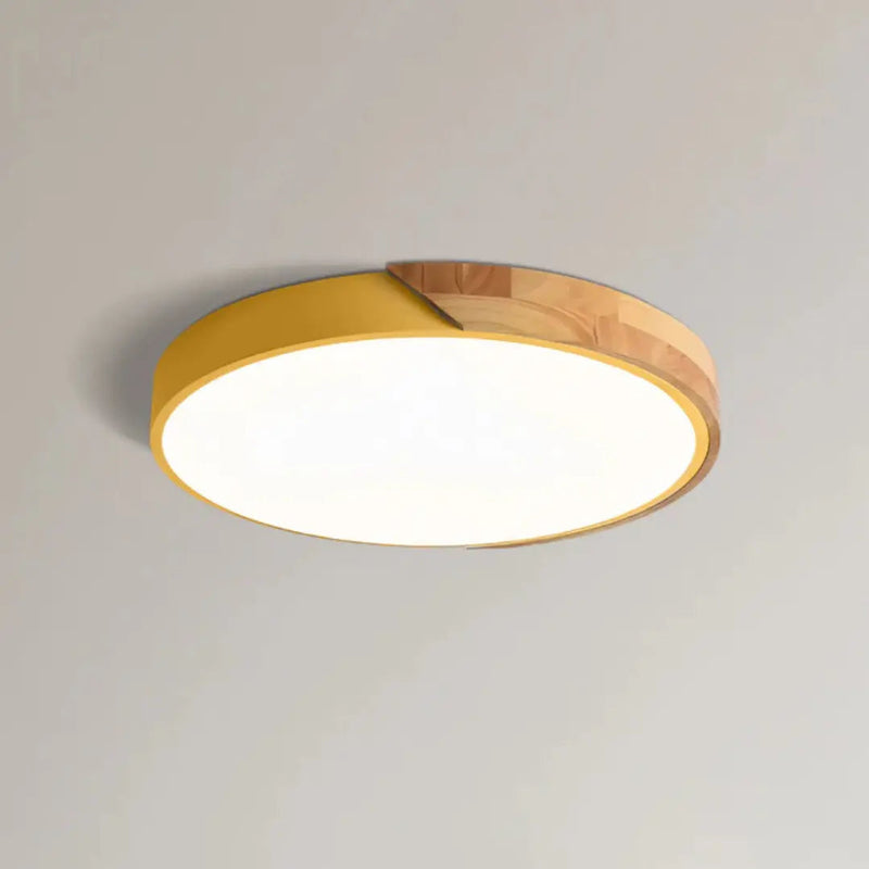 Runde LED-Deckenleuchte mit diffuser Lichtfläche und dekorativer Holzoptik
