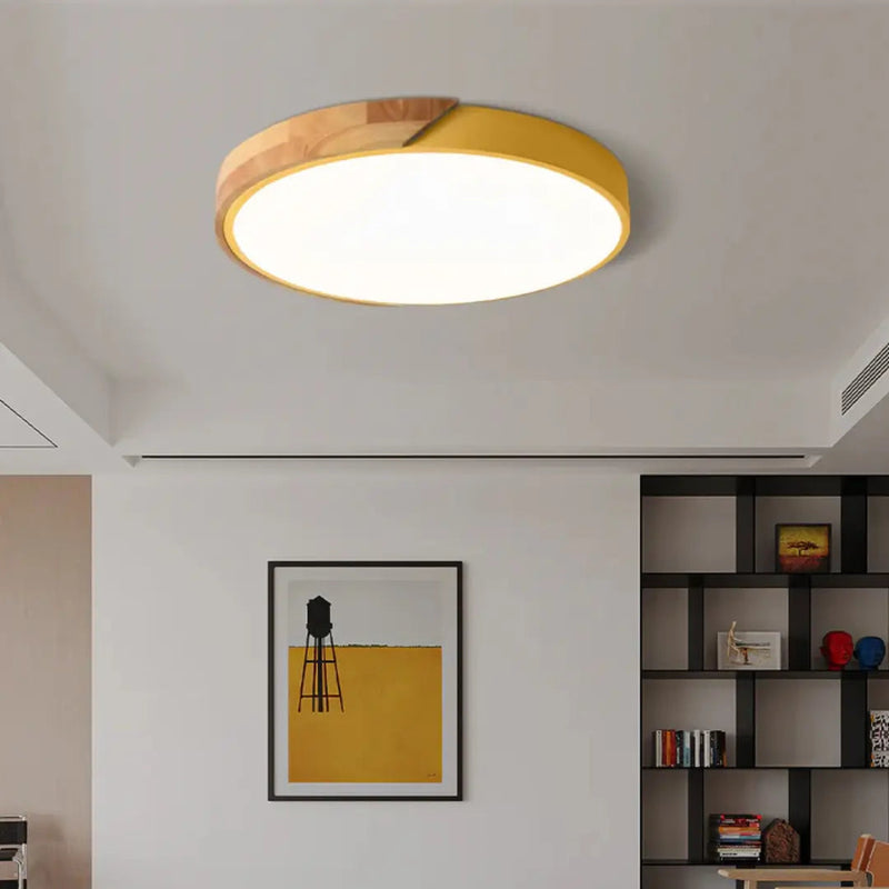 Runde LED-Deckenleuchte mit diffuser Lichtfläche und dekorativer Holzoptik