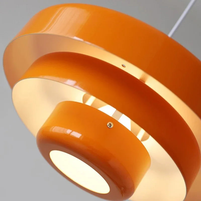 Mehrstufige LED-Hängeleuchte mit geometrischem Leuchtenschirm und Deckenaufhängung