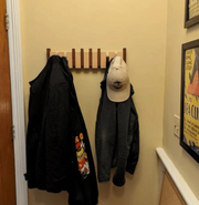 Wandgarderobe aus Holz mit mehreren klappbaren Haken in Brauntönen