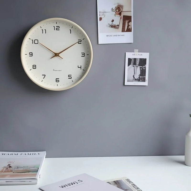 Minimalistische Wanduhr im skandinavischen Stil