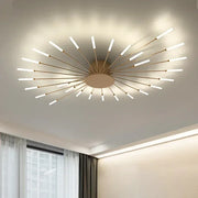 Moderne LED-Deckenleuchte mit radial angeordneten Lichtarmen im Strahlen-Design