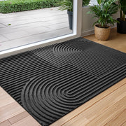 Strukturierte rutschfeste Türmatte mit geometrischem Linienmuster vor einer Terrassentür