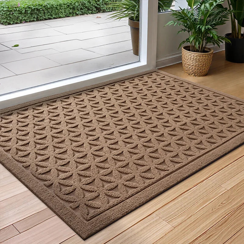 Strukturierte rutschfeste Türmatte mit geometrischem Linienmuster vor einer Terrassentür