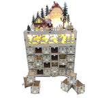 Adventskalender aus Holz mit beleuchtetem Weihnachtsdorf