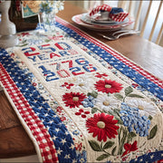 Gesteppter Tischläufer mit roten und blauen Blumen, Sternen und Patchworkfeldern