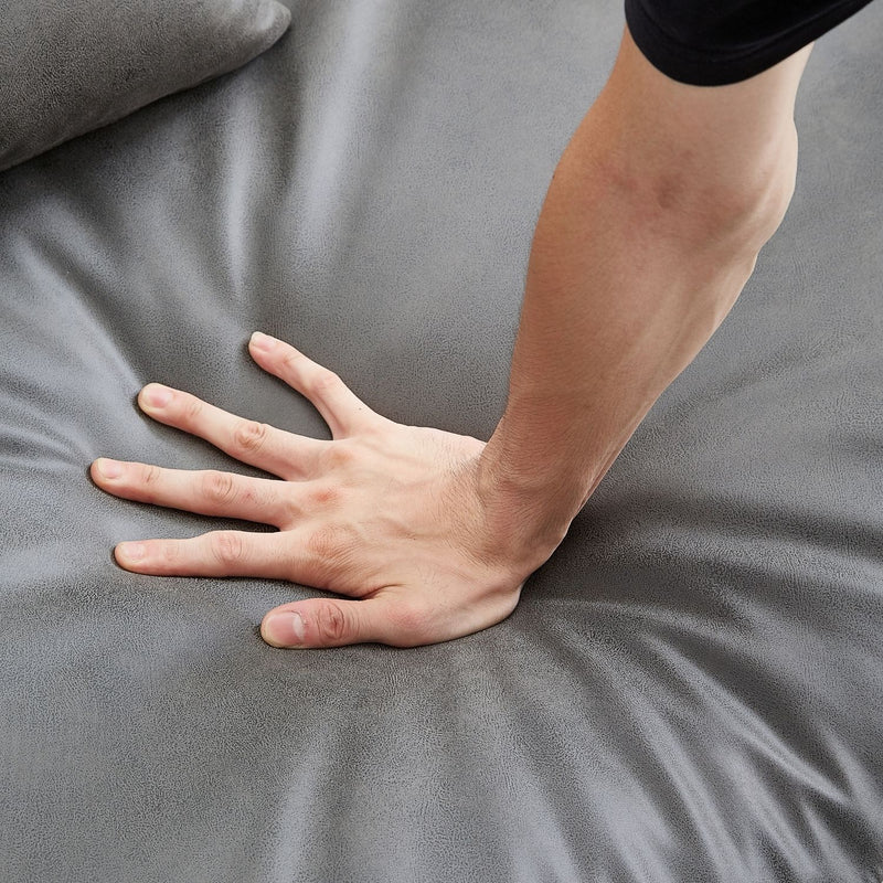 Modulares Ecksofa mit Ottomane, Rückenkissen und quadratischen Sofakissen