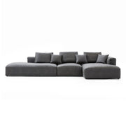 Modulares Ecksofa mit Ottomane, Rückenkissen und quadratischen Sofakissen