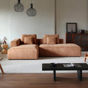 Modulares Ecksofa mit Ottomane, Rückenkissen und quadratischen Sofakissen