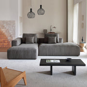 Modulares Ecksofa mit Ottomane, Rückenkissen und quadratischen Sofakissen