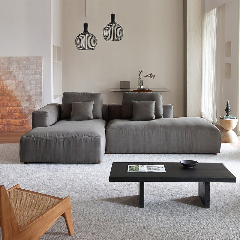 Modulares Ecksofa mit Ottomane, Rückenkissen und quadratischen Sofakissen