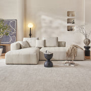 Modulares Ecksofa mit Ottomane, Rückenkissen und quadratischen Sofakissen