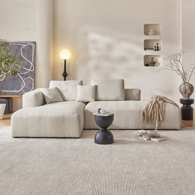 Modulares Ecksofa mit Ottomane, Rückenkissen und quadratischen Sofakissen