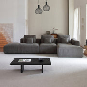 Modulares Ecksofa mit Ottomane, Rückenkissen und quadratischen Sofakissen