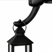 Katzenfigur mit leuchtender LED-Laterne an einer Regalkante