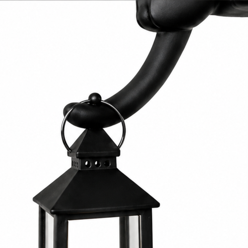 Katzenfigur mit leuchtender LED-Laterne an einer Regalkante