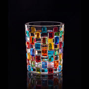 Transparentes Trinkglas mit bunter geometrischer Mosaikverzierung