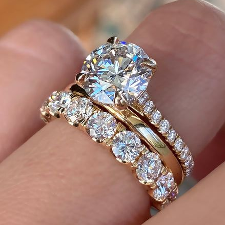 Mehrteiliges goldfarbenes Ring-Set mit klaren facettierten Schmucksteinen