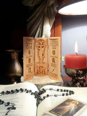 Aufklappbare religiöse Holzskulptur mit Jesusfigur und christlichen Motiven