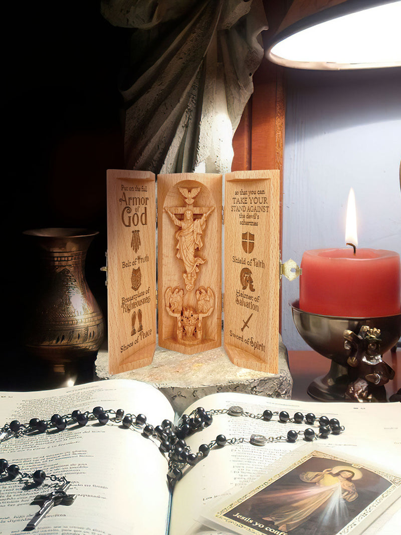 Aufklappbare religiöse Holzskulptur mit Jesusfigur und christlichen Motiven