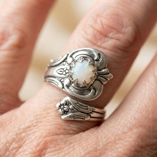 Verstellbarer silberfarbener Ring mit hellem Opalstein und ornamentalen Verzierungen