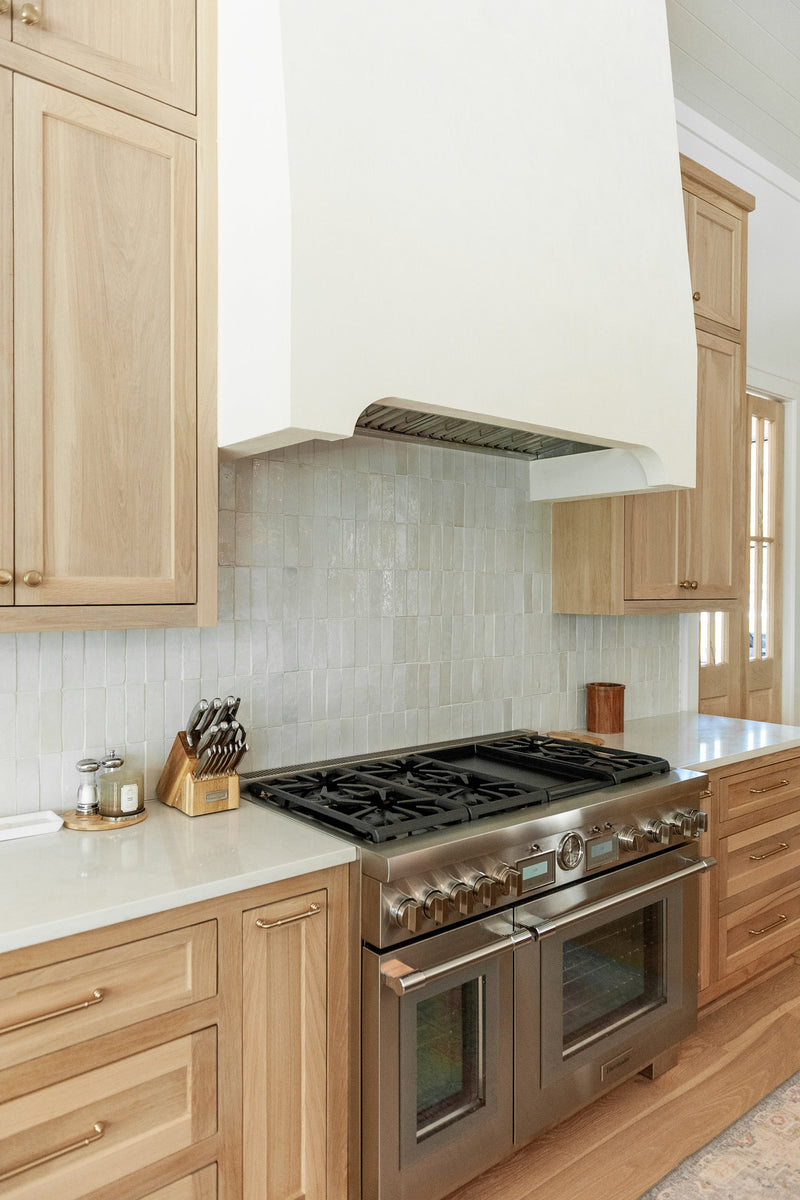 Weiße rechteckige Wandfliesen im Zellige-Stil mit unregelmäßiger Oberfläche