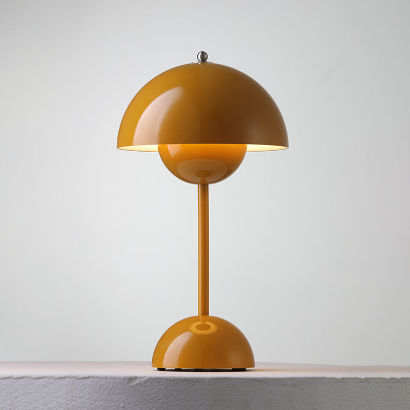 Tragbare Tischlampe mit zweiteiligem Kuppelschirm und halbrundem Fuß