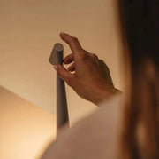 Kabellose LED-Tischlampe im minimalistischen Design